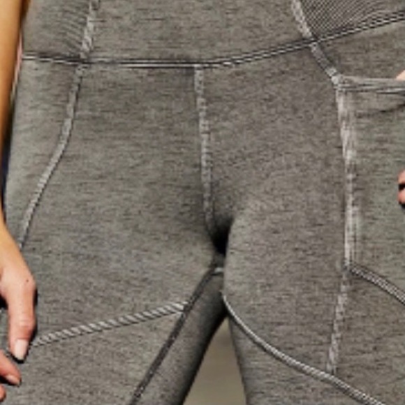 ⭐️Free People Movement Get On It Legging Silver Women’s Size Small - Picture 2 of 4